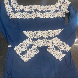 Intimissimi topp - Den är mörkblå, fint skick men använd några gånger. Väldigt eftertraktad och säljs inte längre. Därav priset 🥰