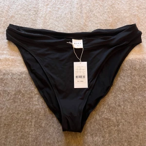 Svart bikiniunderdel från Wera - Svart bikiniunderdel från Wera. Plomberad. Nypris 199:- 