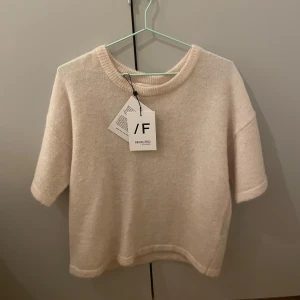 Beige tröja från Selected Femme - Säljer en stilren beige tröja från Selected Femme. Tröjan har en rund halsringning och trekvartsärmar, perfekt för en avslappnad look. Tillverkad i ett mjukt material som känns skönt mot huden. Storleken är L men sitter som en M på mig som S! 
