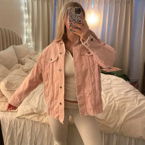 Rosa manchesterjacka från Zara - Säljer en snygg rosa manchesterjacka från Zara!