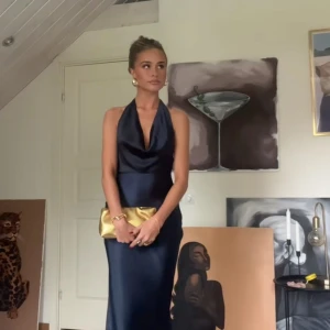 Posey Maxi Dress i Marinblå från Runaway The Label - Supersnygg marinblå balklänning med öppen rygg. Aldrig använts med prislapp kvar! ⭐️Orginalpris 1535kr. Klänningen är i storlek L men passar också M!  