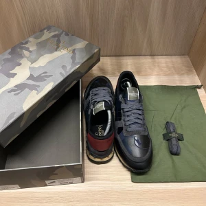 Valentino Rockrunners  - Sälsynt färg från Valentino Rockrunners, köpta relativt nyligen men är verkligen behov av pengar nu och därmed snabb affär som gäller, först till kvarn! ☀️🌞