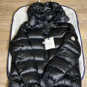 Moncler Maya storlek:2 - Helt ny Moncler Maya storlek:2 Riktigt snygg och varm. Case ingår!  Priset är diskuterbart vid snabb affär OBS:Skickas enbart 