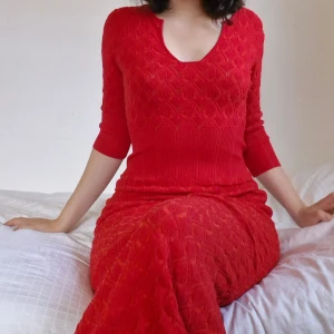 Vintageklänning från Alexander McQueen - Säljer denna fantastiska röda maxi-klänning från Alexander McQueen. Klänningen har en tight passform, trekvartsärmar och ett vackert mönster som ger en elegant look. Tillverkad i en blandning av viskos och polyester, vilket ger en skön och stretchig känsla. Klänningen är vintage, ärvd av en släkting. Finns ett par obehandlade fläckar, bilder på dessa ( och fler bilder i allmänhet) kan skickas, bara att skicka ett meddelande! Priset kan självklart diskuteras :)