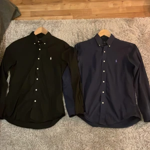 Ralph lauren skjortor - Säljer dessa två feta Raffe skjortor. Perfekt nu till våren eller om du ska på solsemester☀️säljer de i ett paket för 699. Båda är storlek M. Om du vill köpa en av de får du skicka ett prisförslag med ett pris du tycker är rimligt och vilken du vill köpa. Jag är 182 och väger 78kg för preferens👔kom dm om du har några funderingar!