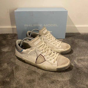 Philippe Model skor - Tjena! Säljer nu dessa snygga Philippe model skorna! Skorna är i storlek 40/fits 41! Box medföljer vid köp! Skorna är i fint skick, slitningar skall finnas (design) kan tvättas innan frakt ifall de efterfrågad! Skriv vid frågor eller bilder, snabbaffär=bättre pris!