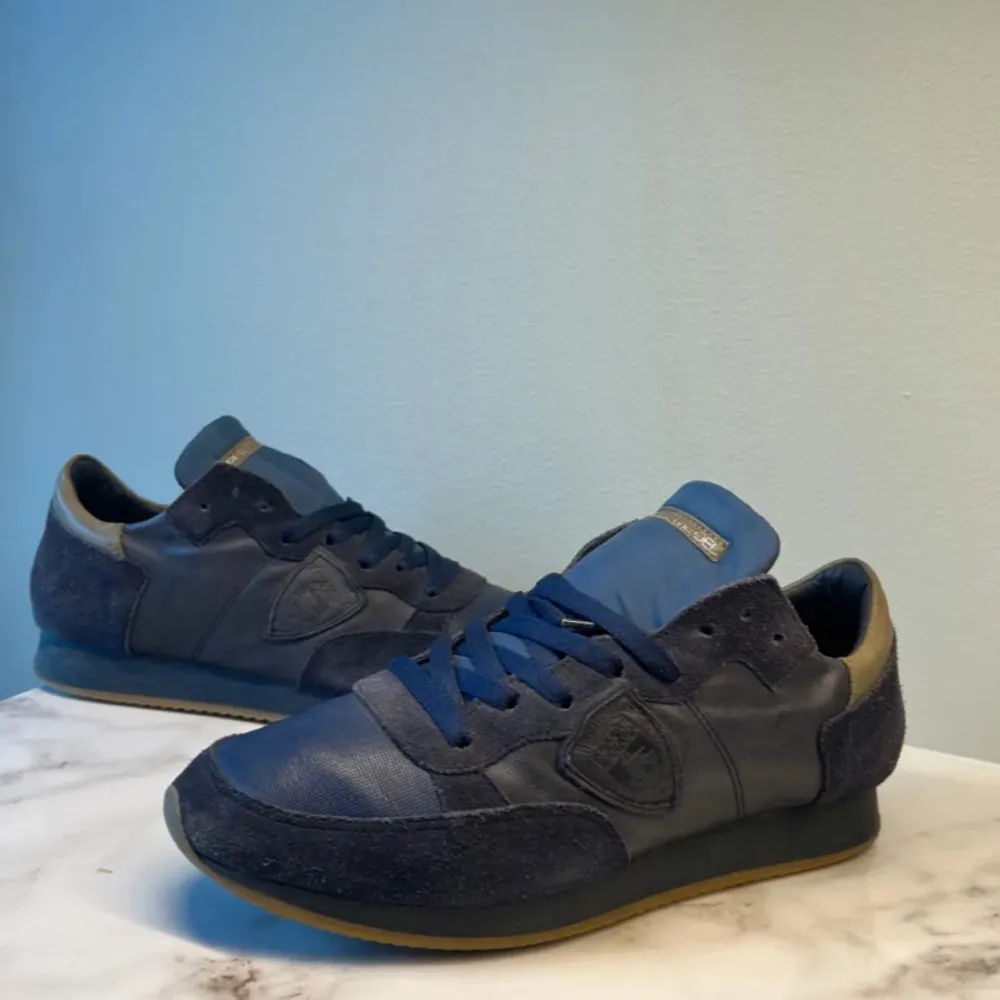 Säljer dessa feta philippe model skorna i en ovanlig färg | skick 9/10 fint andvända utan defekter | storlek 41 men passar även 42 | nypris ligger runt 3000kr | mitt pris 1299kr | kom gärna i dm med frågor och funderingar:😀. Kengät.