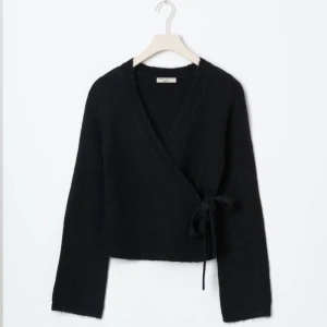 Wrap cardigan  - Använd en gång. Väldigt fin, slutsåld på hemsidan 💕