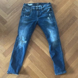 Replay jeans anbass med slitningar - Säljer ett par mörkblåa replay anbass jeans med slitningar  som är riktigt snygga. I 30/30 storlek