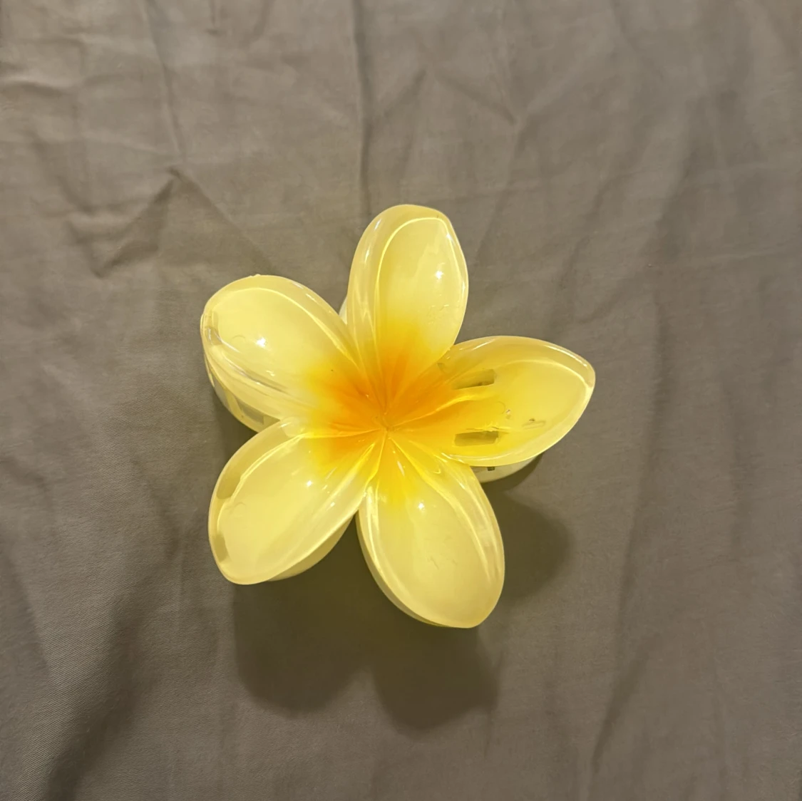 Gul blomformad hårklämma - 92