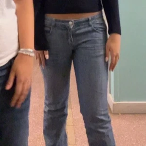 Lågmidjade bootcut jeans  - Säljer dessa skitsnygga jeans från miss fashion! Köpta på loppis i somras men knappt använda då de är stora för mig i midjan, passar dock perfekt i längden på mig som är runt 170! Tveka inte på att skriva nån fråga!💗💗