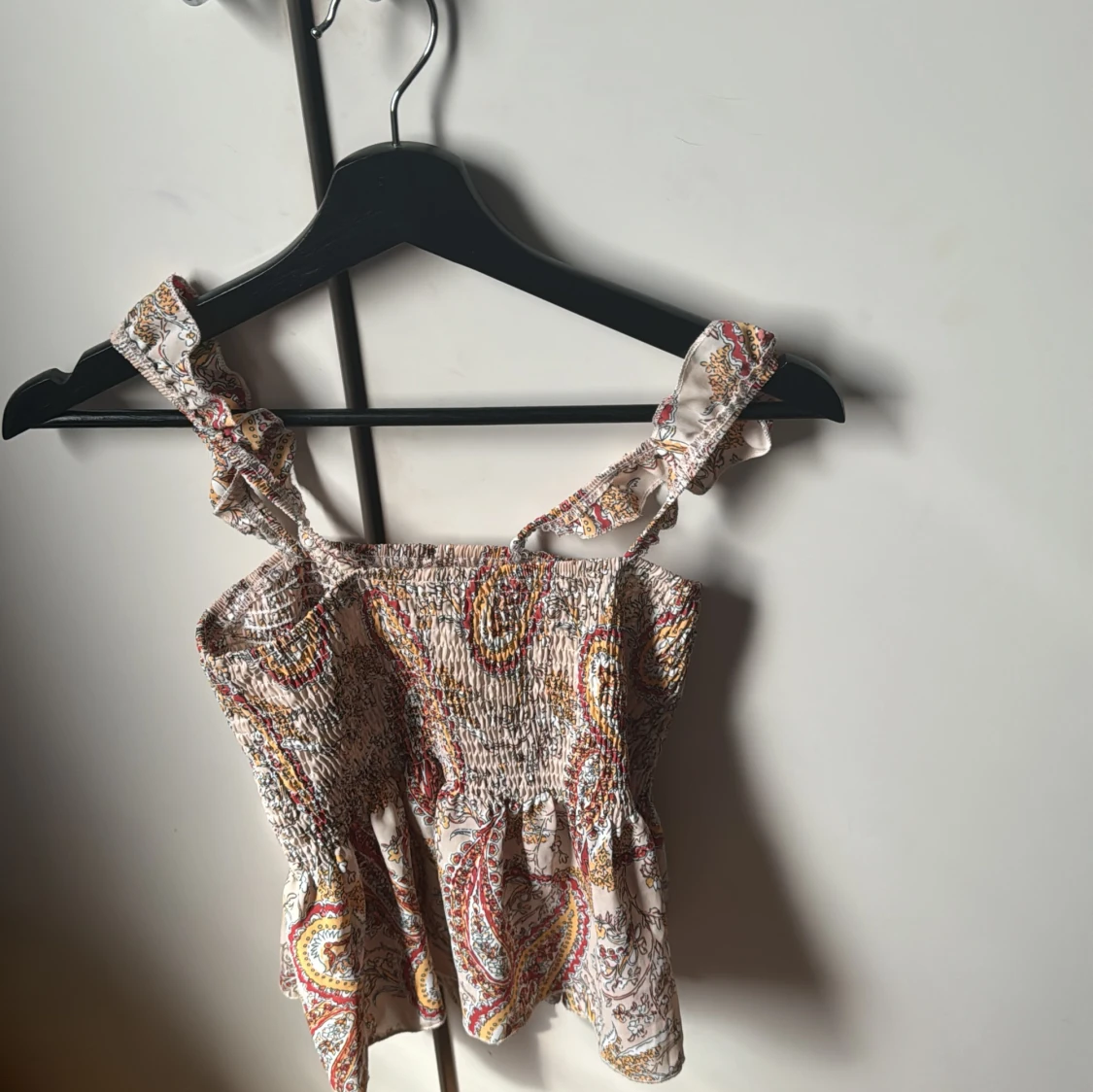 Mönstrad topp med volangdetaljer - 93