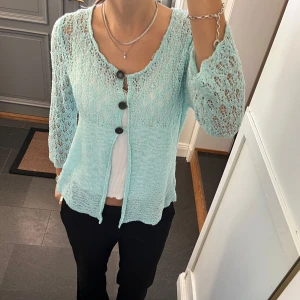 Blå stickad kofta  - Blå kofta från Signature i storlek M, skulle säga att den även passar S. Fint skick. Använd gärna köp nu!