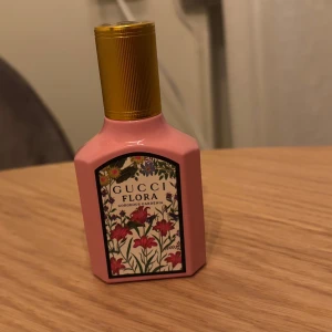 Nytt! Gucci Flora Gorgeous Gardenia parfym 30 ml - Säljs den parfymen för jag har kronisk migrän så jag säljer mina parfymer som jag inte kan använda.  Den är ny och är fortfarande full 30  ml. Nytt pris 1075 kr. Säljs den för 800 kr  Jag säljer även flera av mina parfymer på min Plick sida, ta gärna en titt där och om ni hittar nån parfym att köpa :)