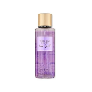 Love Spell Fragrance Mist Victoria's Secret - En bodymist från Victoria's Secret, Love Spell. HELT NY! Köpte fel när jag var bortrest så där av säljer jag💕 skriv vid frågor, den är oanvänd😊 