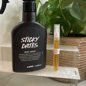 Sticky Dates 5ml‼️ - Observera att det är en splitt av parfymen alltså inte den stora flaskan, 5 ml splitt, flaskan har sprej funktion🌸köp sker via köp nu knappen 