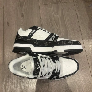 Lv skor svart/vita -  har använts ett fåtal gånger. Skicka iväg ett meddelande vid funderingar 