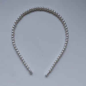 Diadem med pärlor - Ett diadem med vita pärlor. Inte använd