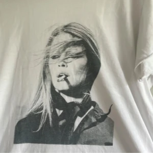 Vit t-shirt med tryck - Vit t-shirt med ett svartvitt tryck av en kvinna med cigarett. Väldigt chill me snyggt tryck. har inte används på ett tag så därav säljs vet inte märke?🤷🏼‍♀️