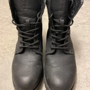 Svarta boots från Linear - Säljer ett par svarta boots från Linear i skinn med snörning. Perfekta för höst och vinter med en robust design och bekväm passform.