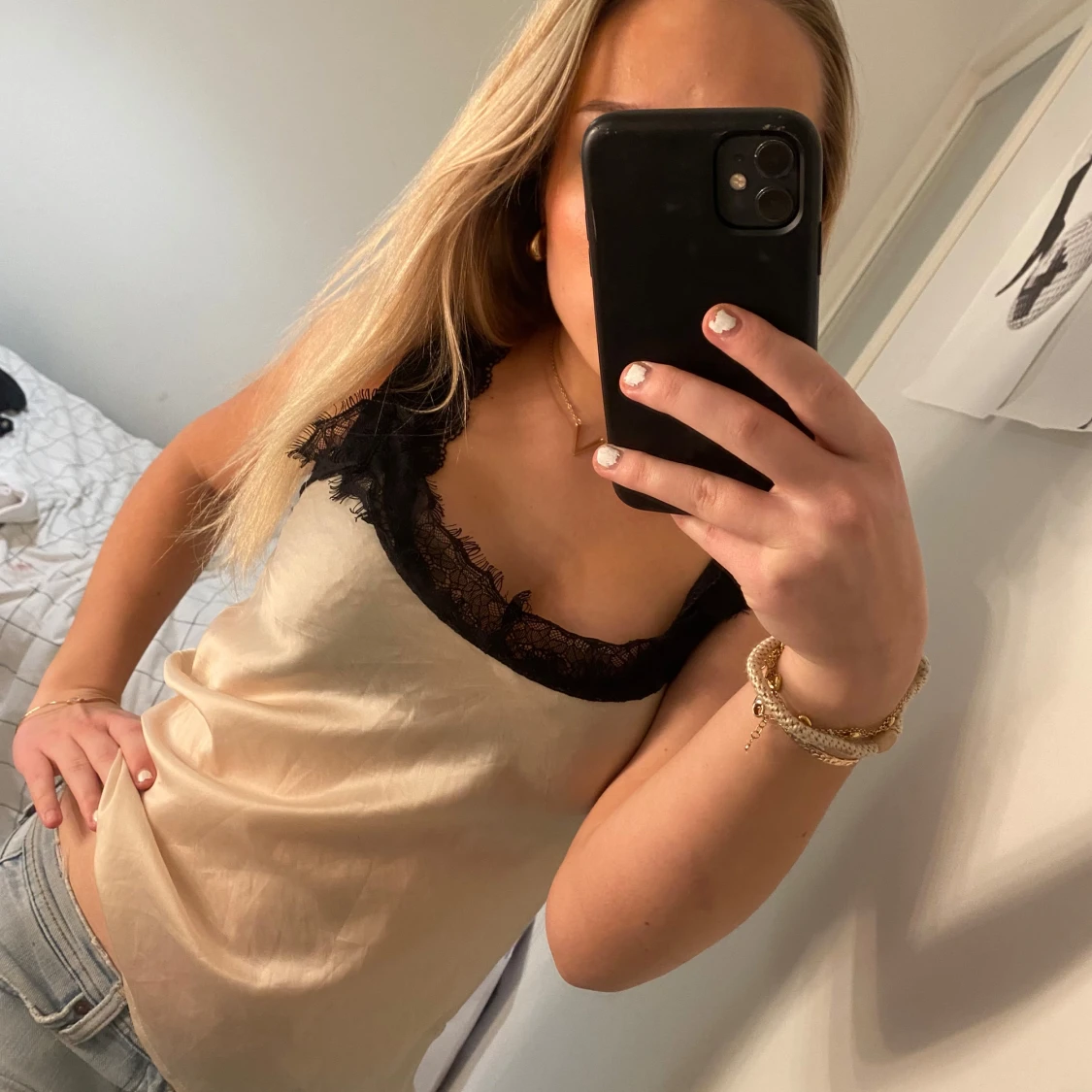 Beige linnetopp med spetsdetaljer - 90