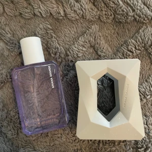 Ariana Grande God is a woman parfym - Använd någon enstaka gång, annars har den inte kommit till användning. Färg: lila, vit och grå