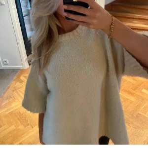 Kortärmad stickad tröja  - As najs tjock kortärmad stickad tröja från NA KD s kollektion med Moa Matsson💋Den är eftertraktad!! Färgen är lite beige vit✨✨