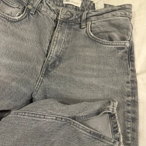 Nya jeans Zara strl 36 - Säljer helt nya jeans från Zara i strl 36. Grå tvätt. Lappen är borttagen men har aldrig kommit till användning. Midwaist Har slits på båda ben. Superfina.