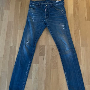 Dsquared Jeans ÄKTA! - Dsquared jeans i bra skick, storlek 48 som motsvarar typ 32. Nypris ca 5000kr.           Modell: cool guy jean.                                    Hör av er vid fler frågor! 