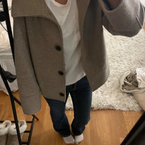 Kappa - Säljer en jättefin brun kappa som passar perfekt till våren. Köparen står för frakt 💞