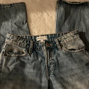 Blå jeans från Zara - Blåa jeans från Zara. Växte ur nästan direkt efter jag köpte så knappt använda! 