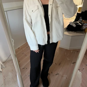 Vit manchesterjacka - Säljer en stilren vit manchesterjacka med knappar framtill. Jackan har en avslappnad passform och två bröstfickor. Storlek XS men oversized! 
