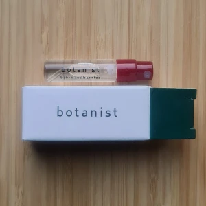 björk and berries Botanist 1.5ml sample - Ursprungligen 1,5 ml, testad några gånger men majoriteten kvar (mängd kvar som på bilden). Inköpt december 2024.