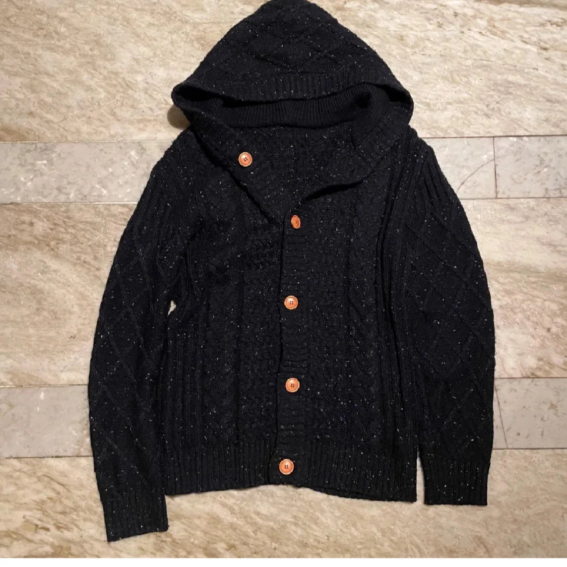 Svart stickad hoodie med knappar - 91