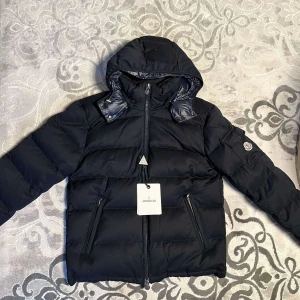 Moncler Montgenevre Jacka - Det är helt ny (oanvänd), och helt felfri! Storleken är 3 (L) och tags medföljer. Mer information eller bilder är det bara att fråga om! Pris kan diskuteras!