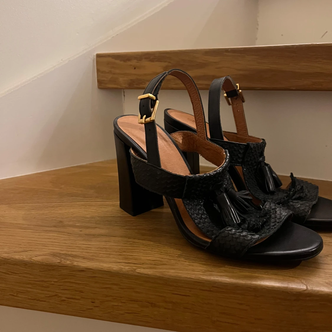 Svarta sandaler med klack och tofsdetalj - 90