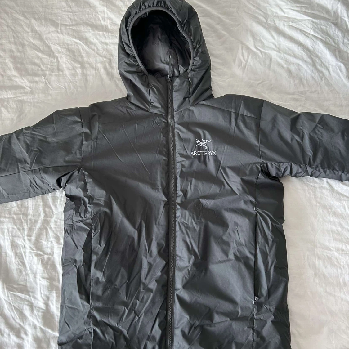 Svart dunjacka från Arc'teryx
