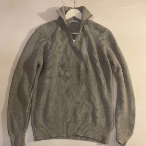 Halv zip - Fin stickad halv zip från Zara. Ny pris ca 700. Skick 9-10. Pris kan diskuteras vid snabb affär. /Ivan