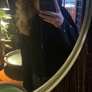 Svart jacka från Wera - Snygg svart jacka från Wera med dragkedja framtill. Perfekt för en stilren look. Jackan har en klassisk design som passar till många tillfällen. Manchesteratrial!