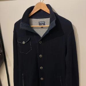 Woolrich cardigan/jacka - Säljer denna sjukt snygga jacka från märket woolrich. Den har sjukt bra material och är perfekt att ha ute och inomhus. 