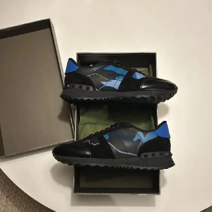 Valentino rockrunners  - Tjabba! Säljer dessa eftertraktade rockrunners som är den mest trendiga skon nu under vintern. Ny pris 8000kr: Mitt pris 2899kr 