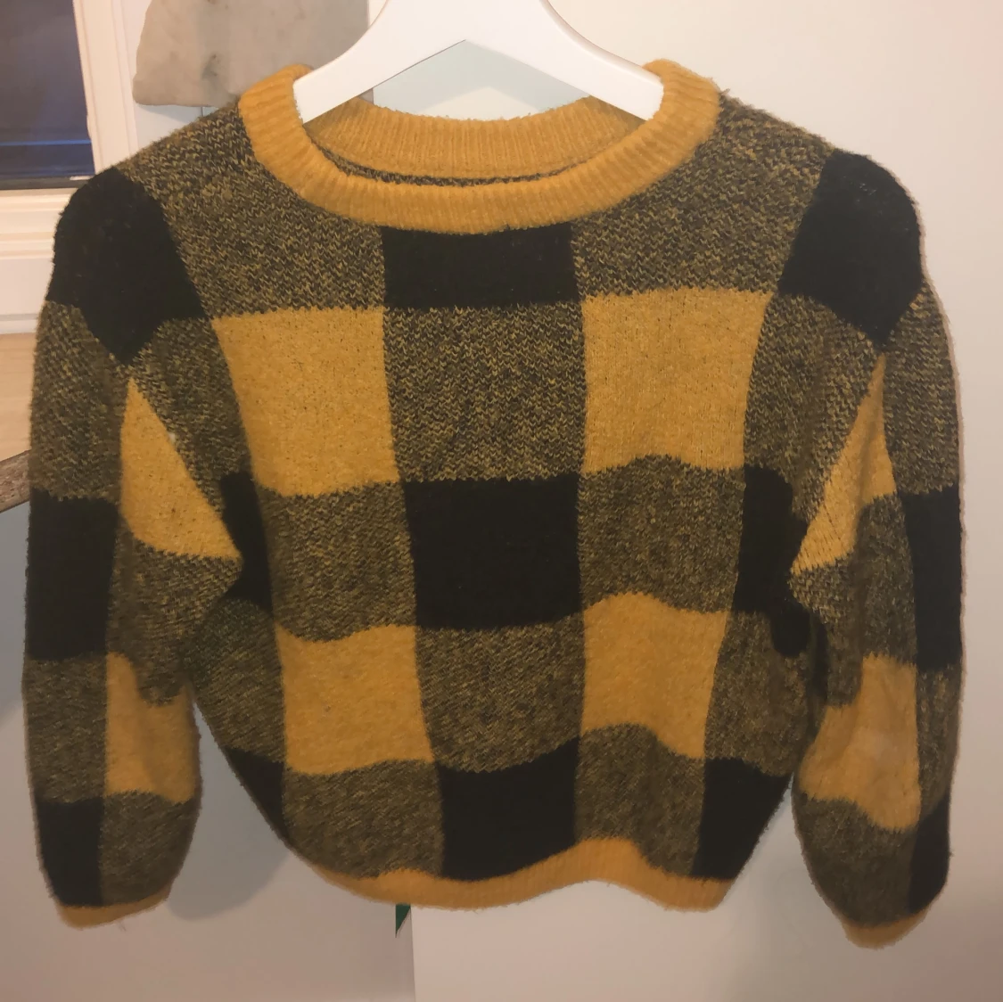 Gul och svart rutig tröja från H&M - 90