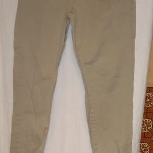 Beige byxor från Hampton Republic - Snygga beige byxor från Hampton Republic i en klassisk stil. Perfekta för en avslappnad look med en bekväm passform. Byxorna har en neutral färg som passar till det mesta.