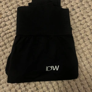 Svarta leggings från ICANIWILL - Snygga svarta leggings från ICANIWILL i storlek S. Tillverkade av 92% nylon och 8% spandex för en bekväm och stretchig passform. Perfekta för träning med hög midja och stilren design. Ny pris 59€/680SEK. Price can be discussed 💗💗
