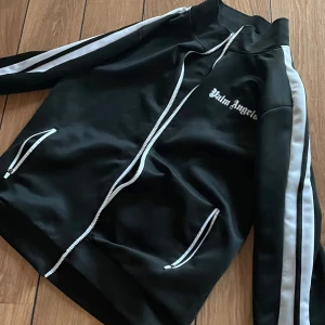 Palm Angels Track Zip - Säljer min Palm Angels track zip. Den är i storlek M och är i fint skick. 