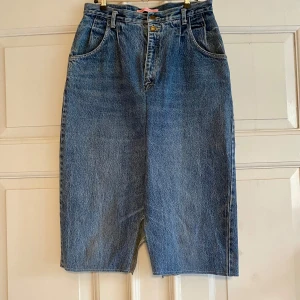 Blå jeanskjol med slits - Denim nederdel, halvlang  Nederdelen har let A-linje facon  Syet af redesignede / kasserede jeans   Jeg er ved at afprøve nogle forskellige designs i denim, så derfor sælger jeg her de første modeller til billige penge ;-)    Tags: #slowmade #slowfashion #denim #denimskirt #redesign #reclaimedtextile #genbrug #handmade