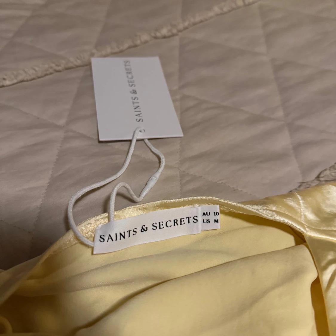 Gul långklänning med öppen rygg - 93