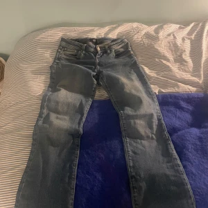 LTB JEANS - Säljer ett par snygga blå bootcut jeans från LTB. Större i storleken än vad som står på etiketten, annars inga märken eller tecken på användning/slitage.