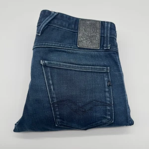 REPLAY ANBASS JEANS - - Replay anbass jeans - Slim fit passform - Storlek W30/L32 - Nypris runt 1800kr -  Deluxecloset