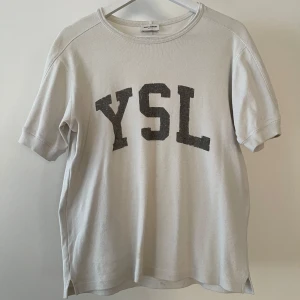 YSL T-shirt  - Säljer min YSL T-shirt i nytt skick med brodyr på vänster axel. Köpt på YSL:s hemsida för 4260 kr. 💖